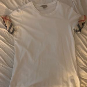 Burberry t-shirt size medium
